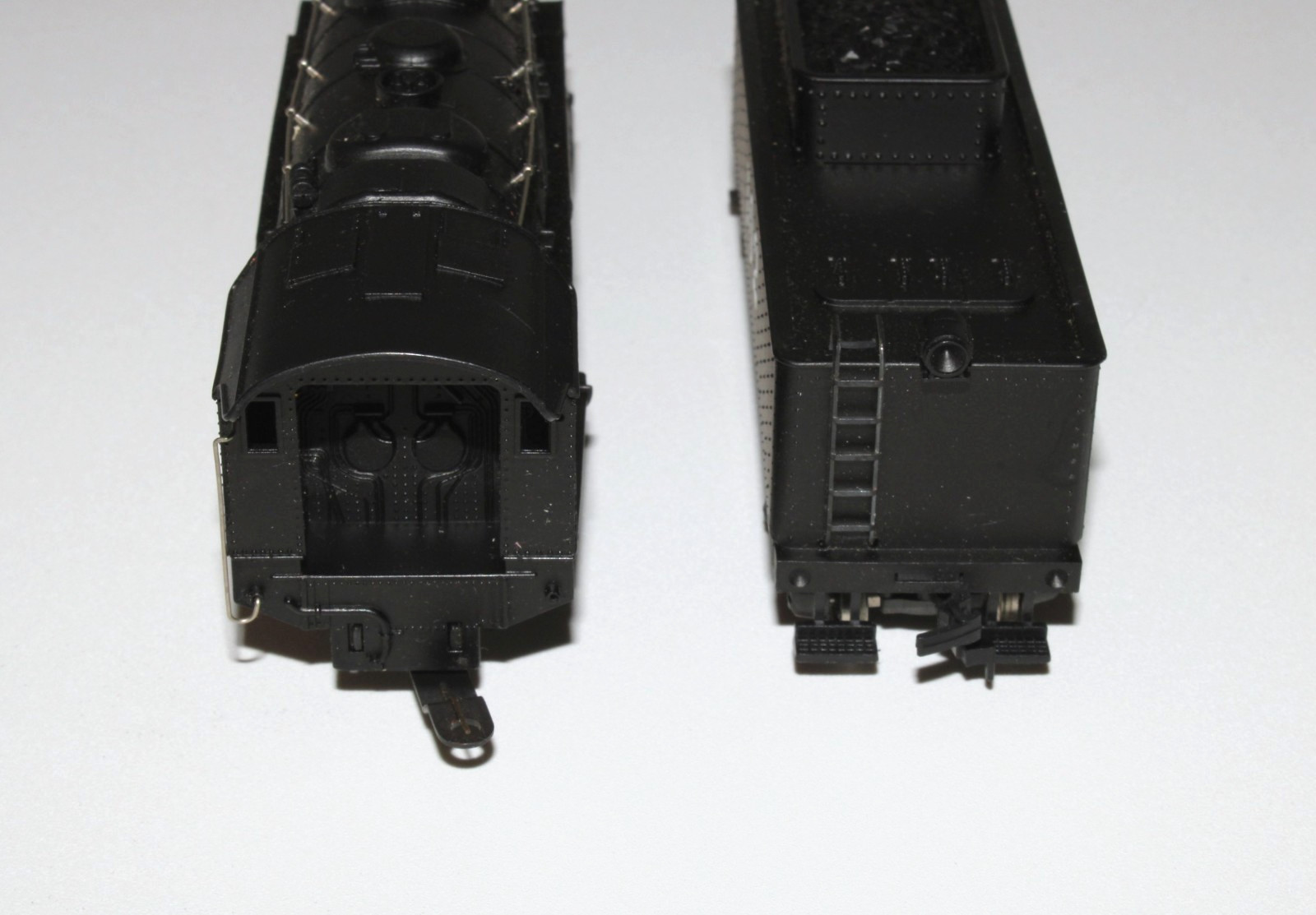 AHM Rivarossi HO 0-8-0 Switcher Steam Locomotive & Tender 5083 A.T. & S.F. 102
