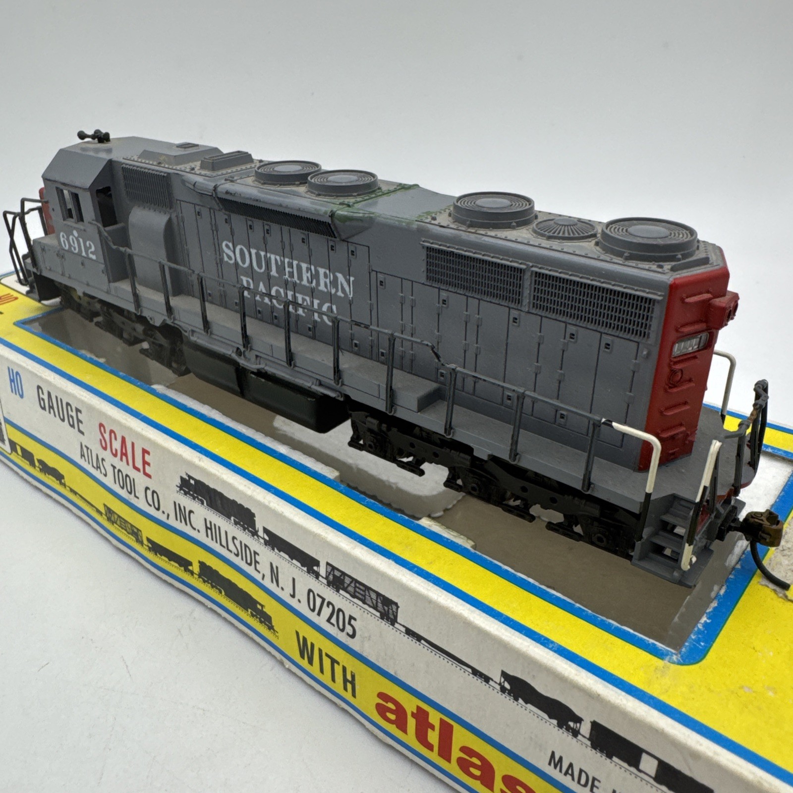 ATLAS # 7014 – SOUTHERN PACIFIC SD35 POWERED LOCOMOTIVE # 6912 -HO SCALE