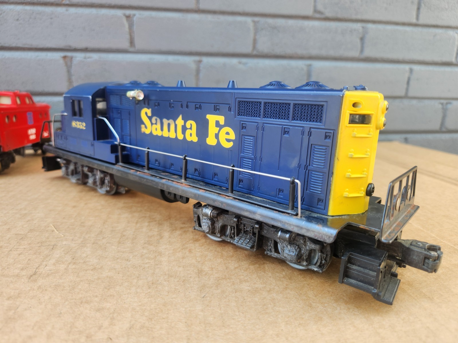 Lionel 8352 Santa Fe GP7 Powered Diesel Switcher Locomotive & 9163 AT&SF Caboose