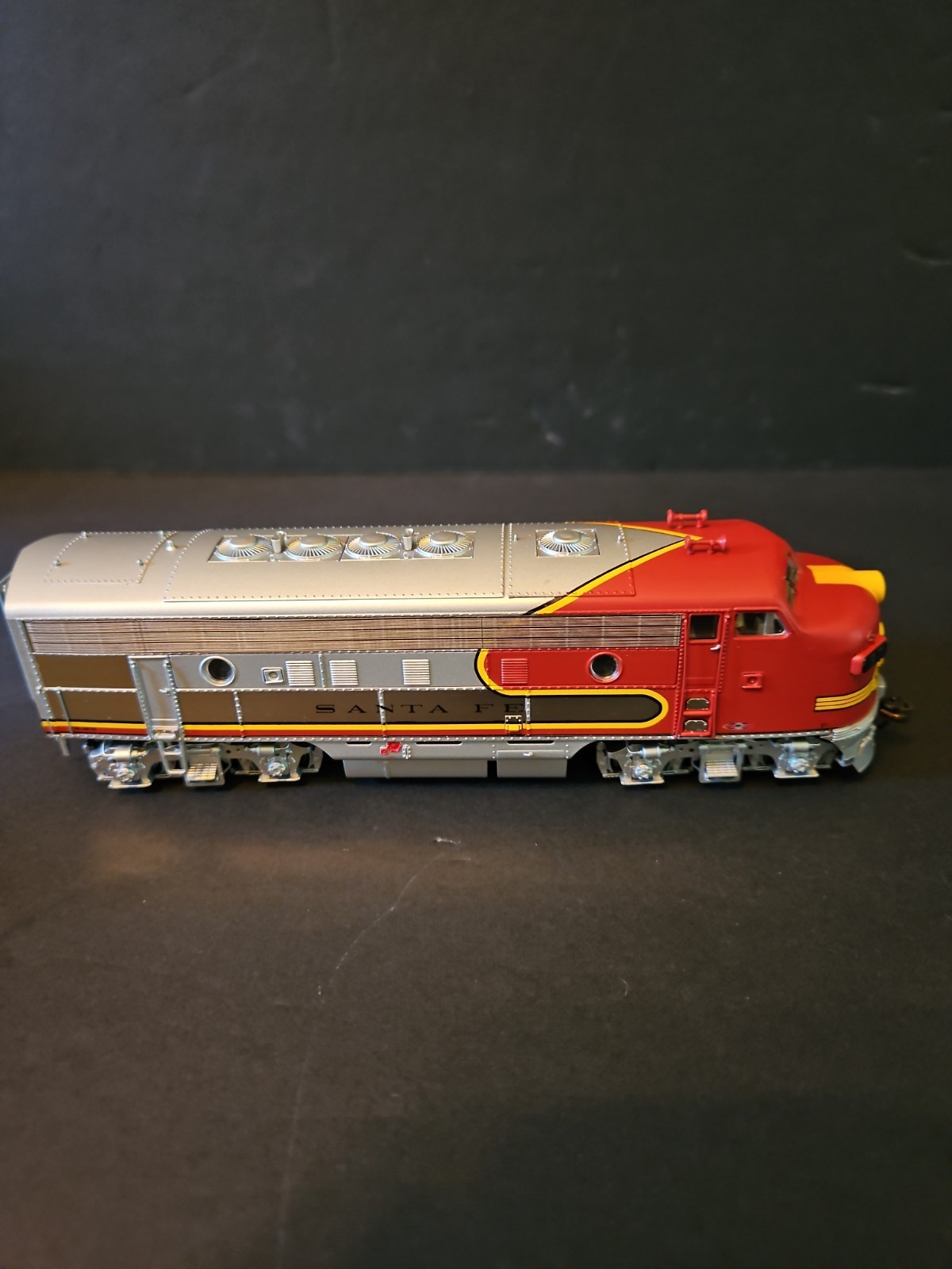 Broadway Limited AT&SF War Bonnet – EMD F7 A AT&SF #37L.