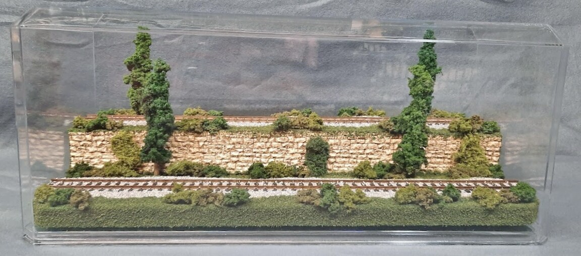 HO SCALE 16″ 2-LEVEL/2 TRACK “SUMMER SCENE” -DISPLAY CASE- FOR ANY HO TRAIN