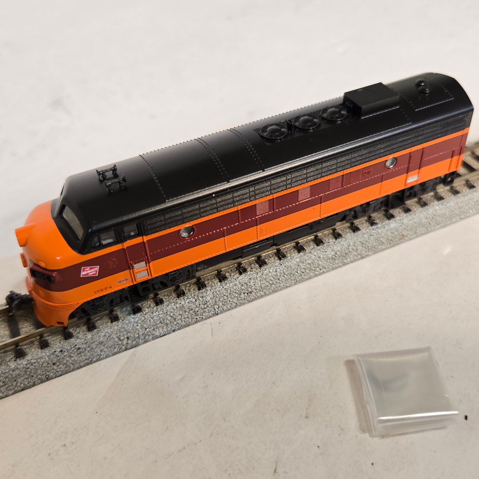 Kato 176-2301 N Milwaukee Road EMD FP7A Loco. DCC No Sound. Runs