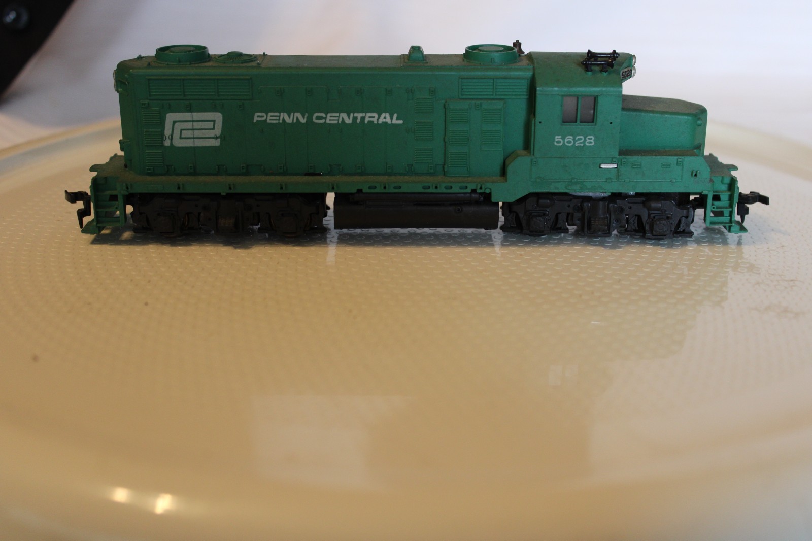 HO Scale Mantua-Tyco, GP20 Diesel Locomotive, Penn Central, Green #5628