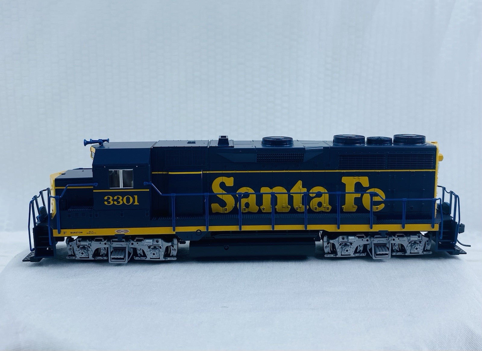 Kato HO Scale 37-3021 with DB EMD GP35 Phase Ia AT&SF Dress Blue 3301 Locomotive