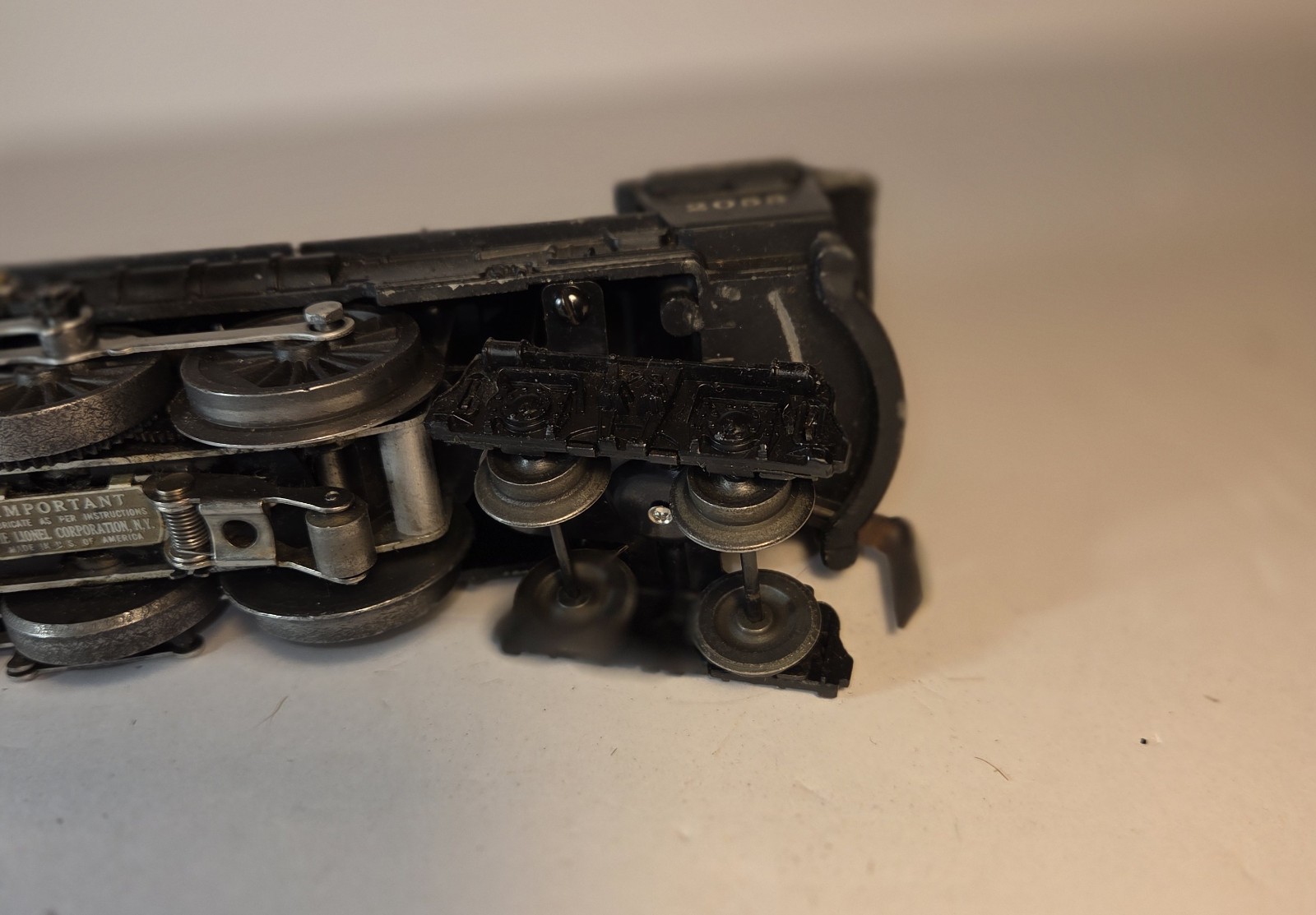 Lionel #2055 Loco, 6026W Tender in very good working condition