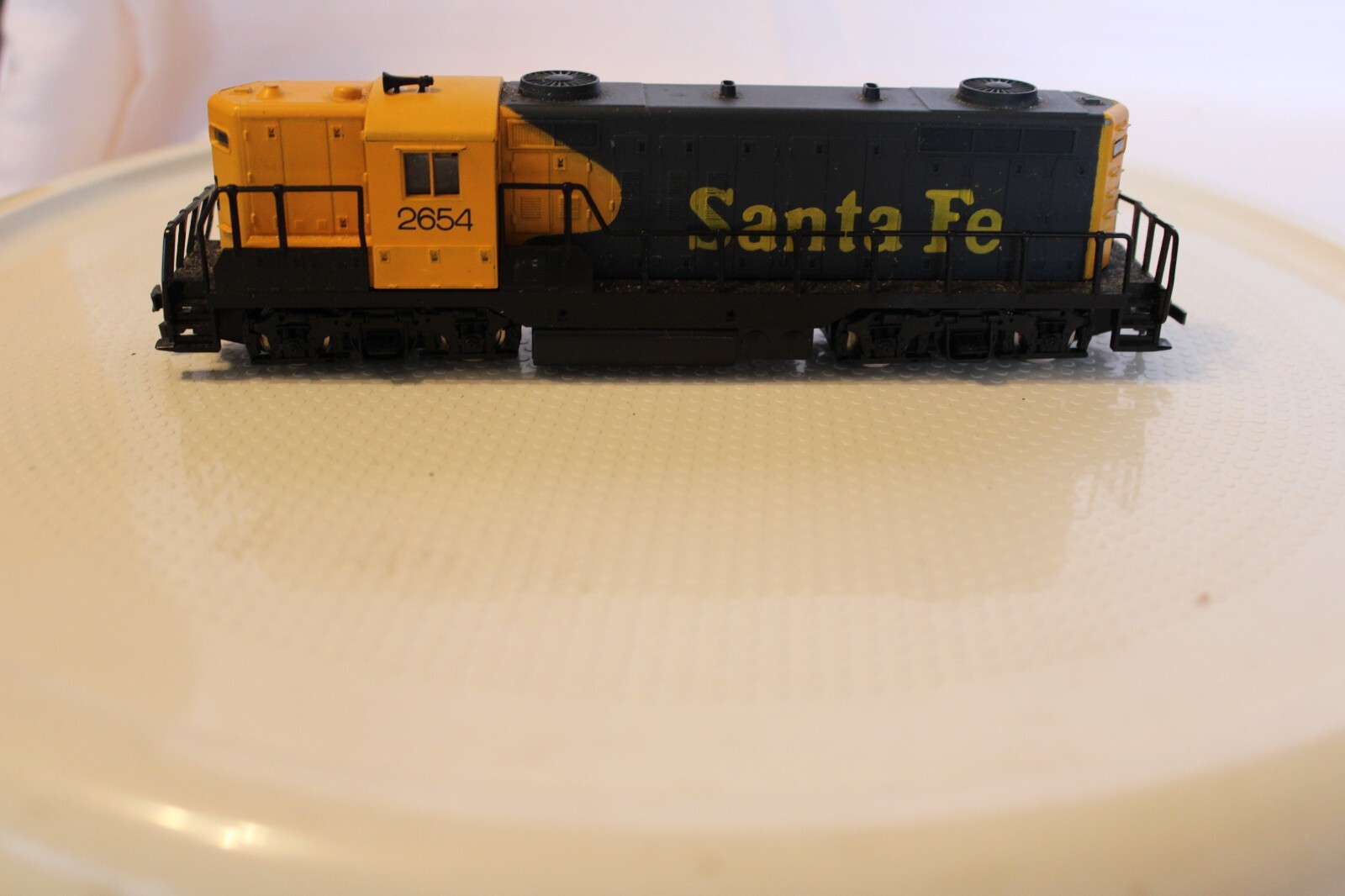 HO Scale AHM, Diesel Locomotive, Santa Fe, Blue & Yellow #2654