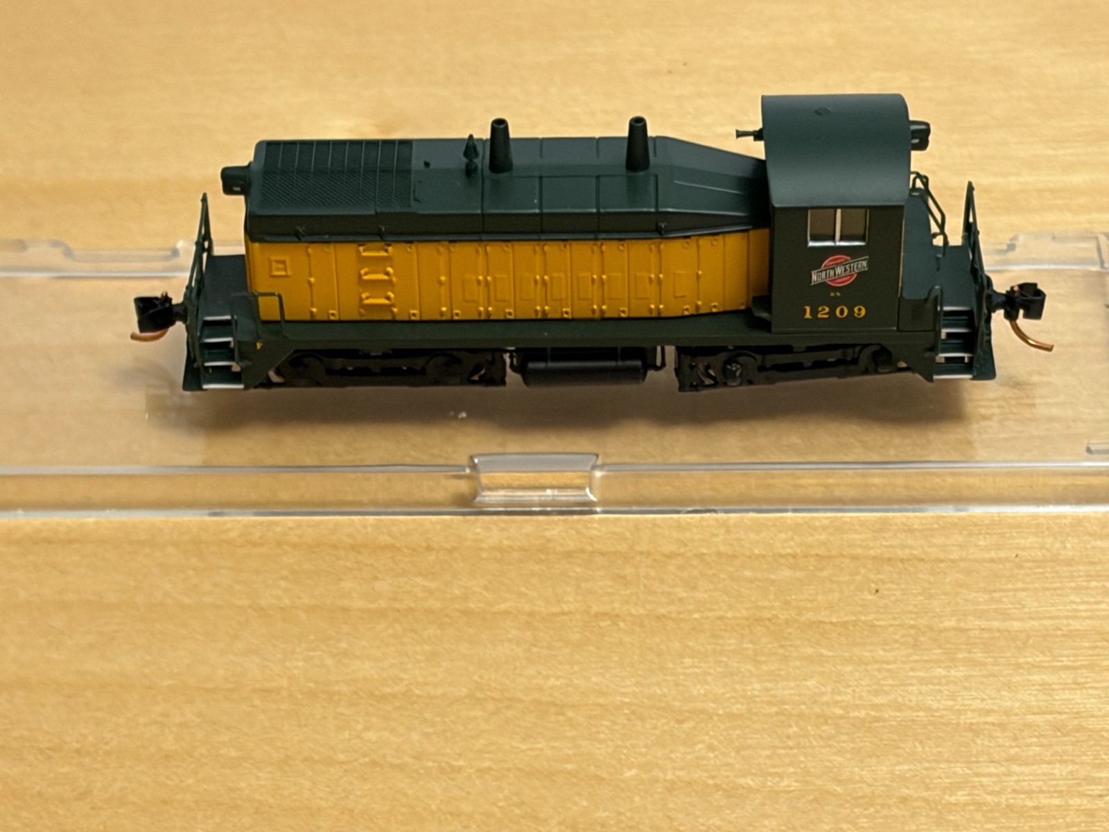 Walthers N EMD SW9 CNW #1209, New in Box