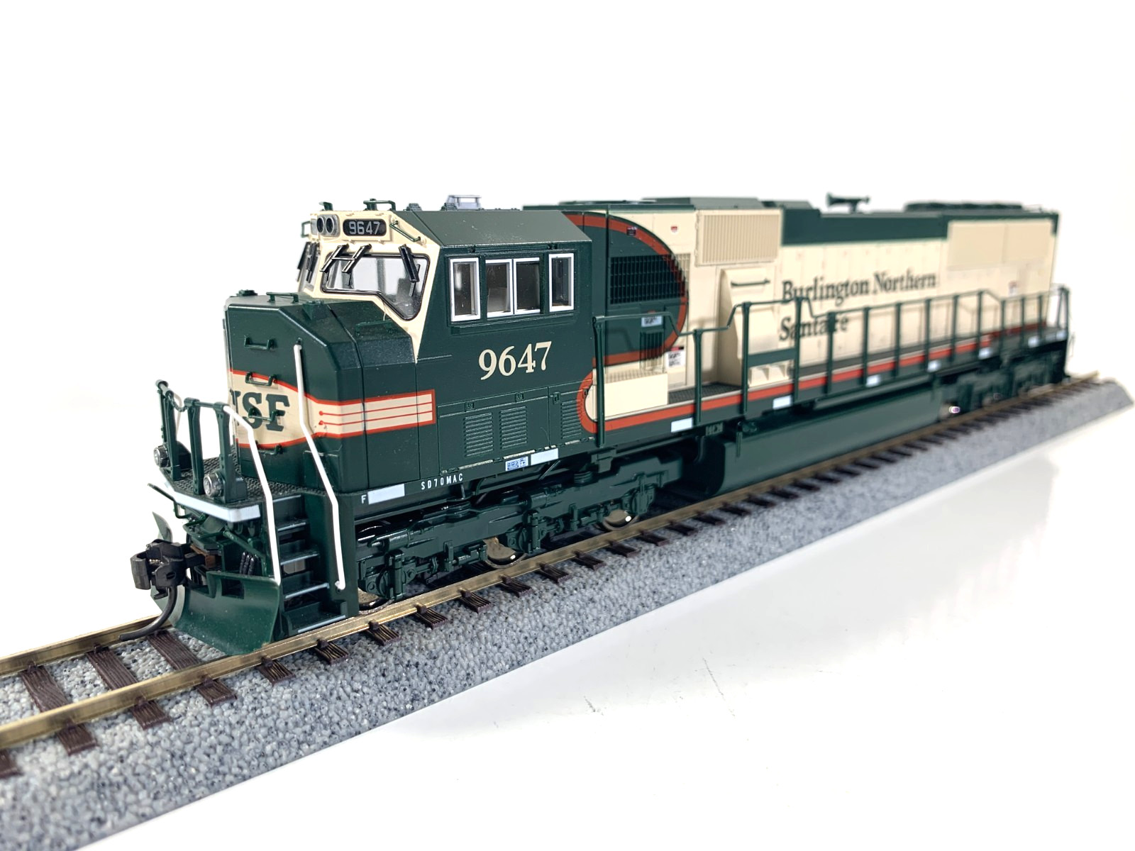 Kato HO 37-6383 BNSF Merger Scheme SD70MAC Diesel # 9647 -DCC/ No Sound