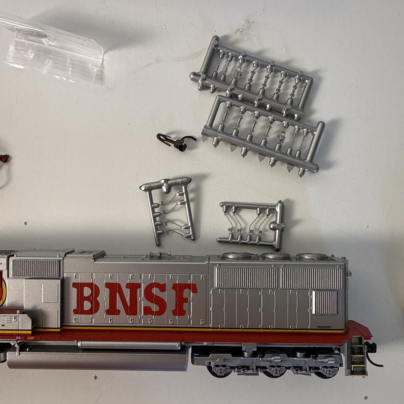 ATHEARN / GENESIS # G6135~ BNSF SD75M POWERED LOCOMOTIVE # 8270 ~HO SCALE
