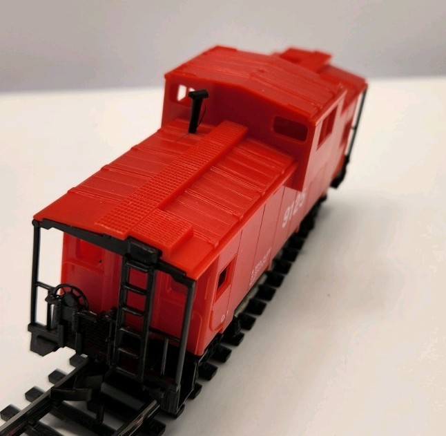 MODEL POWER HO 9125 OFFSET CUPOLA CABOOSE RED SAFETY RAIL CAR NOS C41
