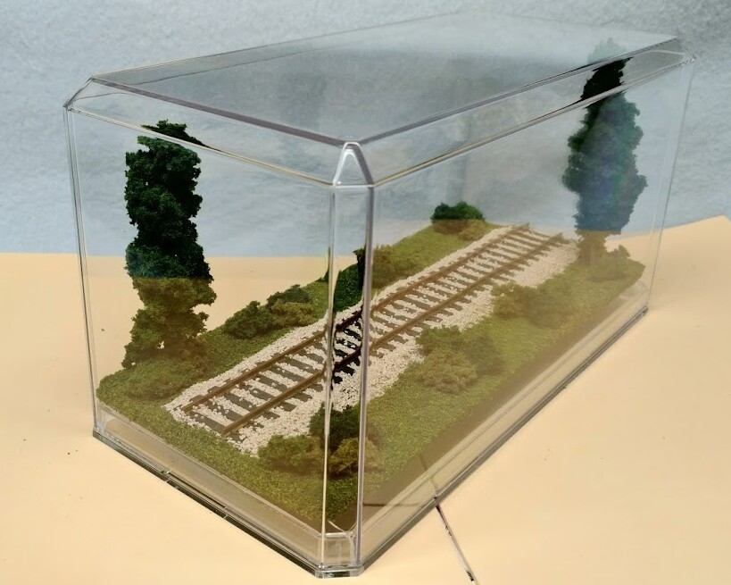 HO SCALE 9″ SINGLE TRACK DISPLAY CASE -“SUMMER SCENE”-FOR ANY HO TRAIN