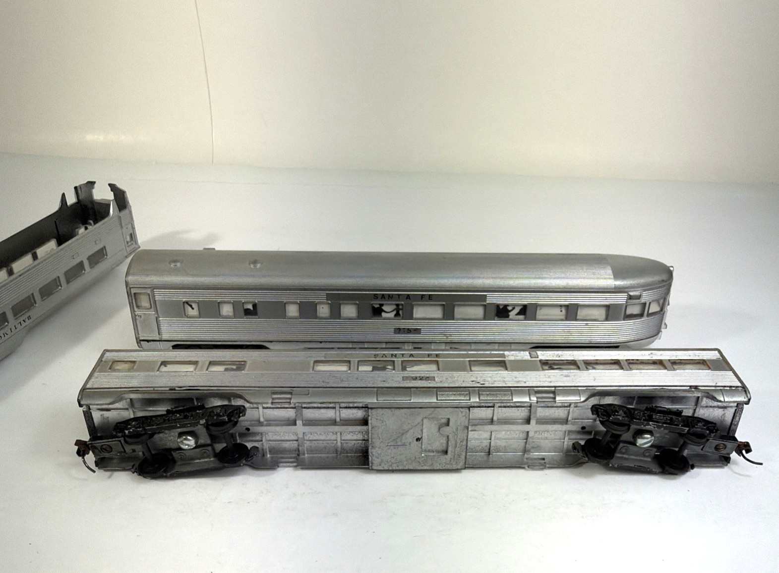 Sante Fe PASSENGER CAR LOT HO Scale Silver – Look Rolling Cars 10″ long