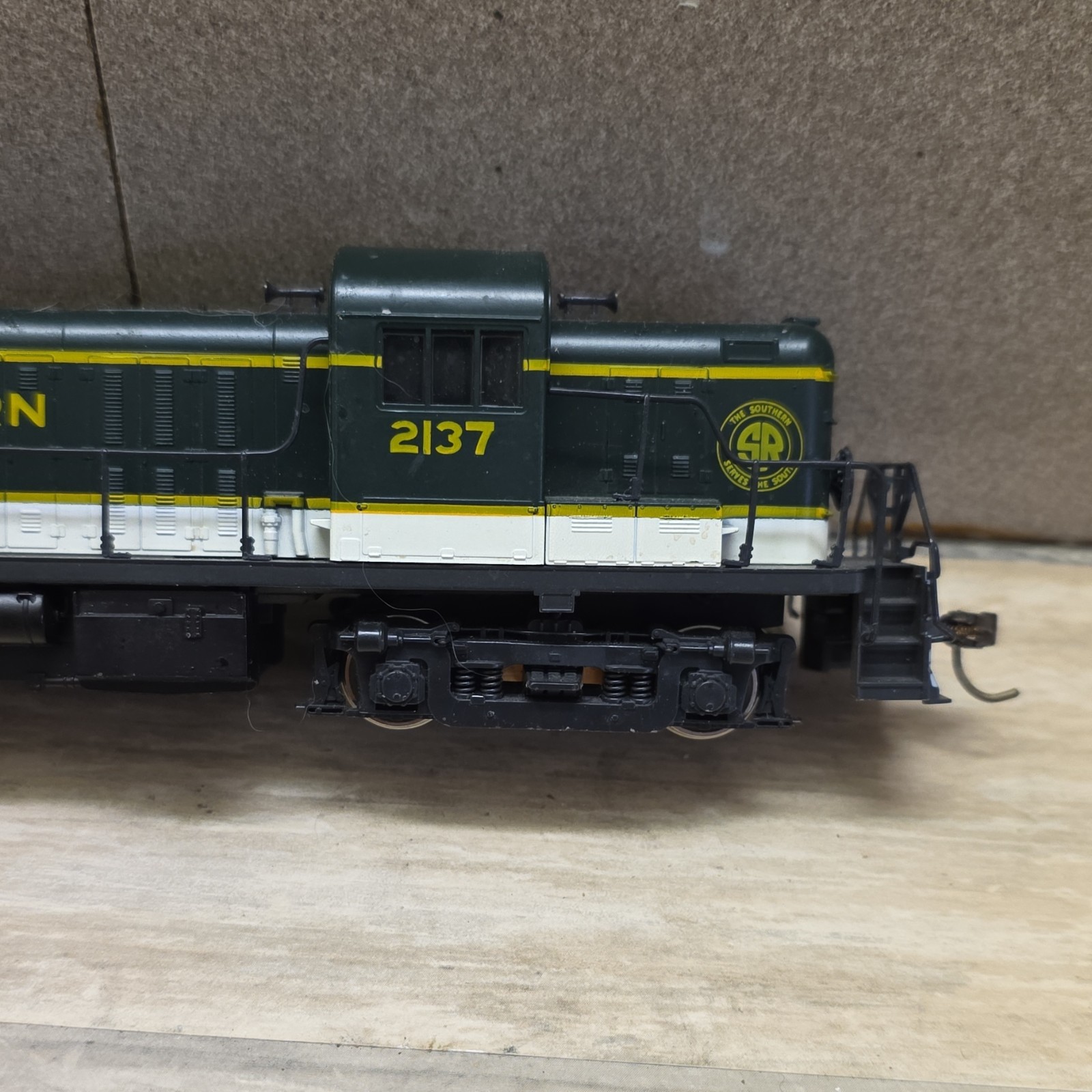 Athearn Southern HO Scale Diesel Locomotive Bo-Bo DC Analog 2-Rail 2137 No Box