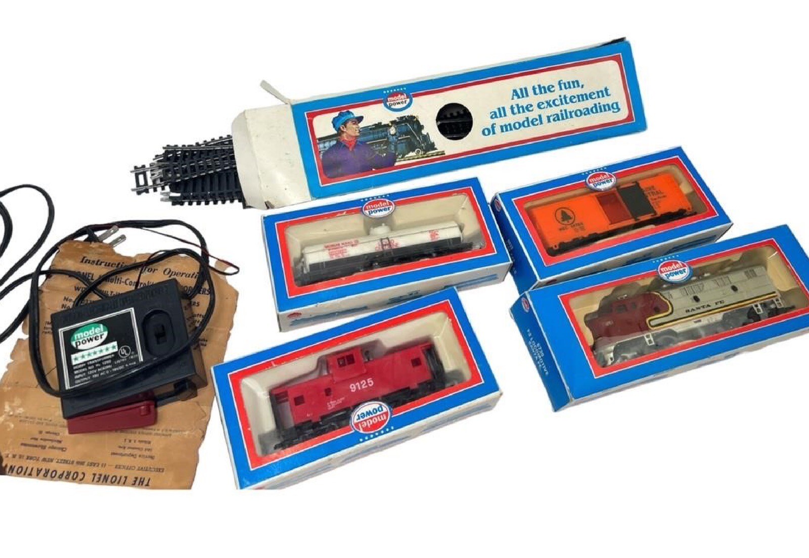 Vintage HO Model Power 6730 Santa Fe F3 Locomotive + 9125 ,8033 & 8003 Rail Cars
