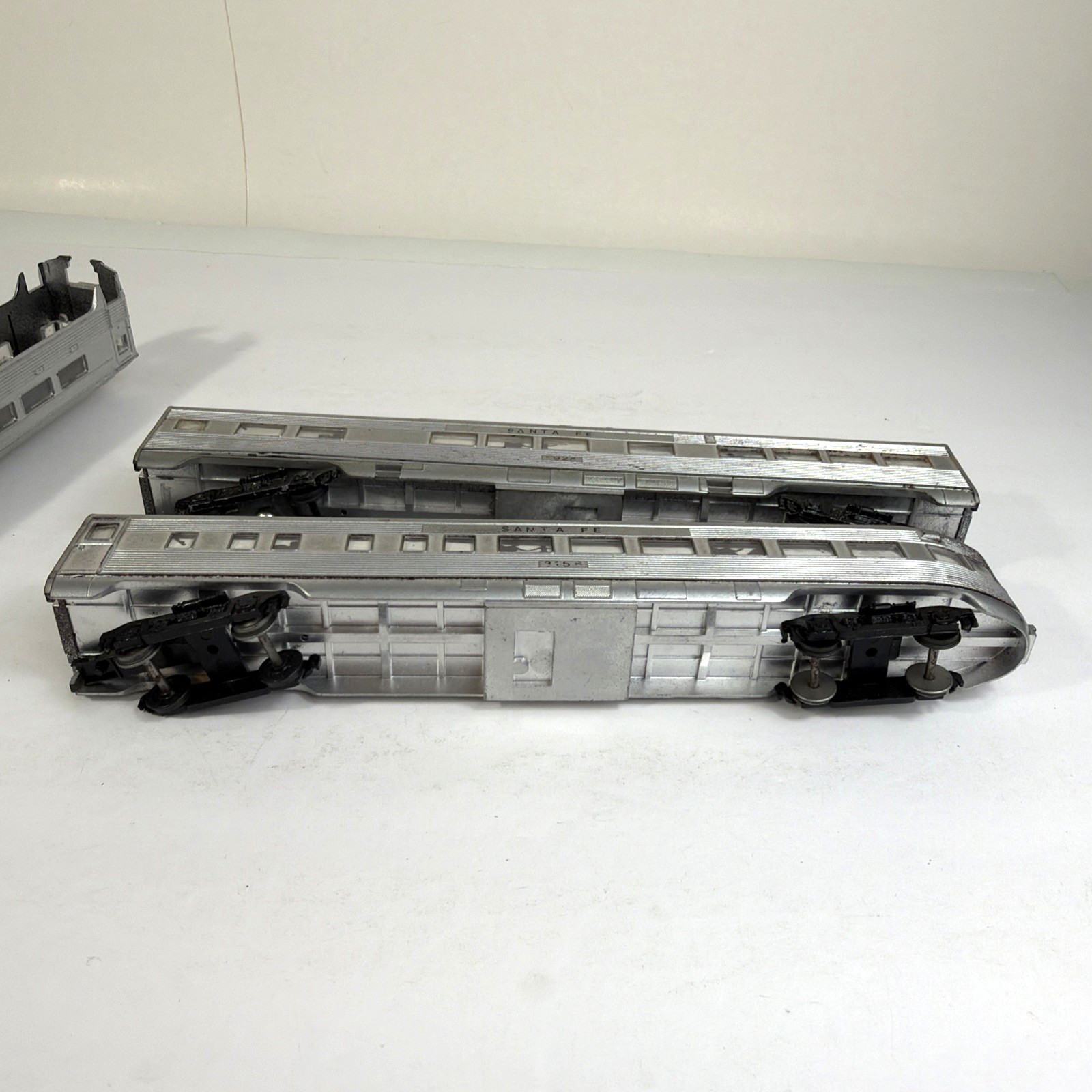 Sante Fe PASSENGER CAR LOT HO Scale Silver – Look Rolling Cars 10″ long