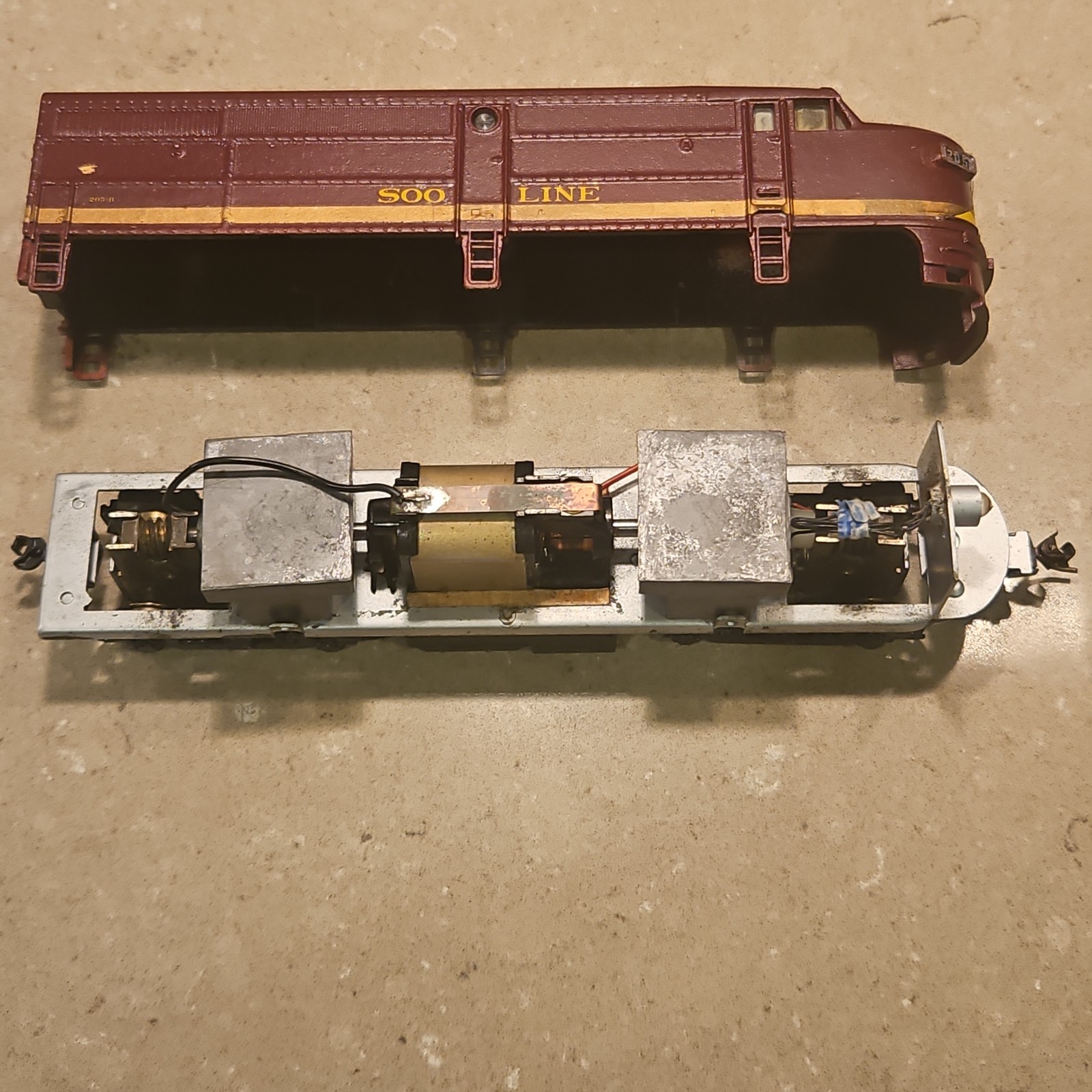 Train Miniature TM HO Custom Paint Soo Line Powered Alco FA-1 Locomotive (READ)