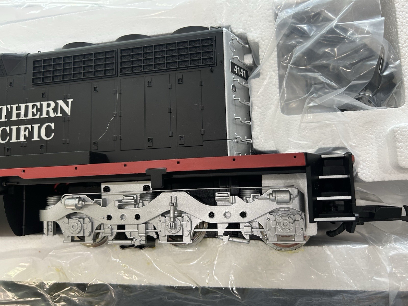 USA Black Widow Southern Pacific SD40-2 Gold Coast Diesel , G Scale, New, Rare