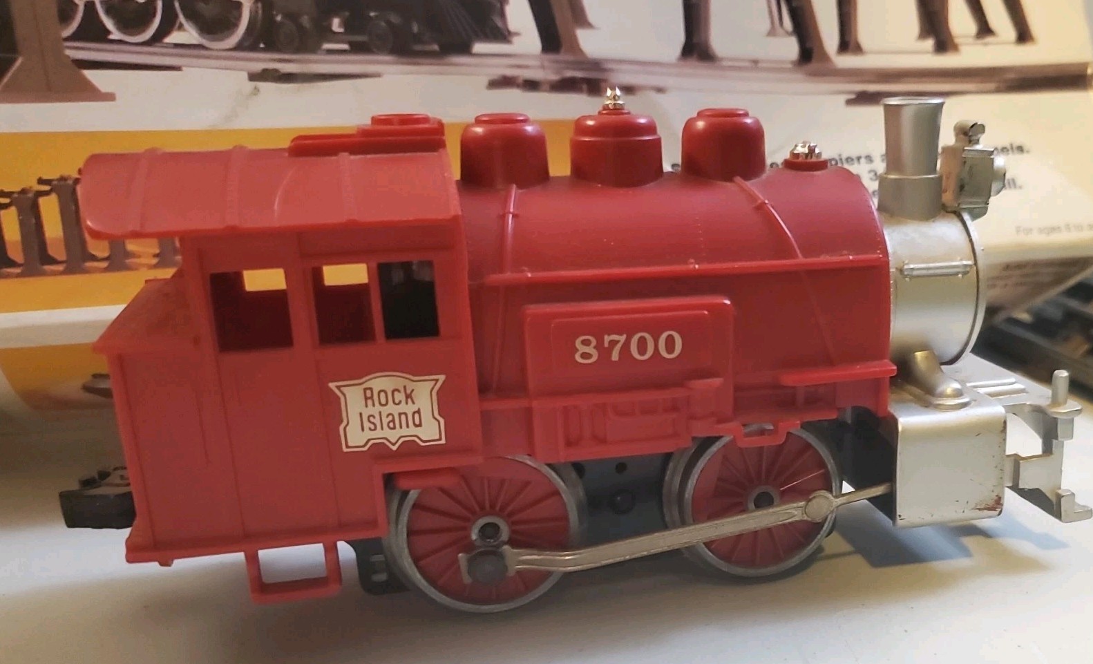 Rock Island O Gauge Freight Set – 8700 Engine Runs, Caboose, Flatcar, Boxcar