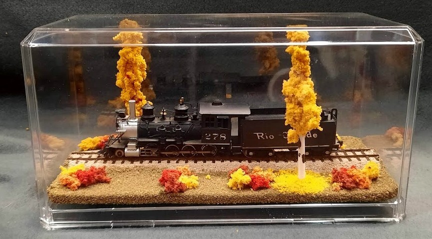 HOn3 SCALE 9″ SINGLE TRACK DISPLAY CASE – FALL FOILAGE SCENE- FOR ANY HOn3