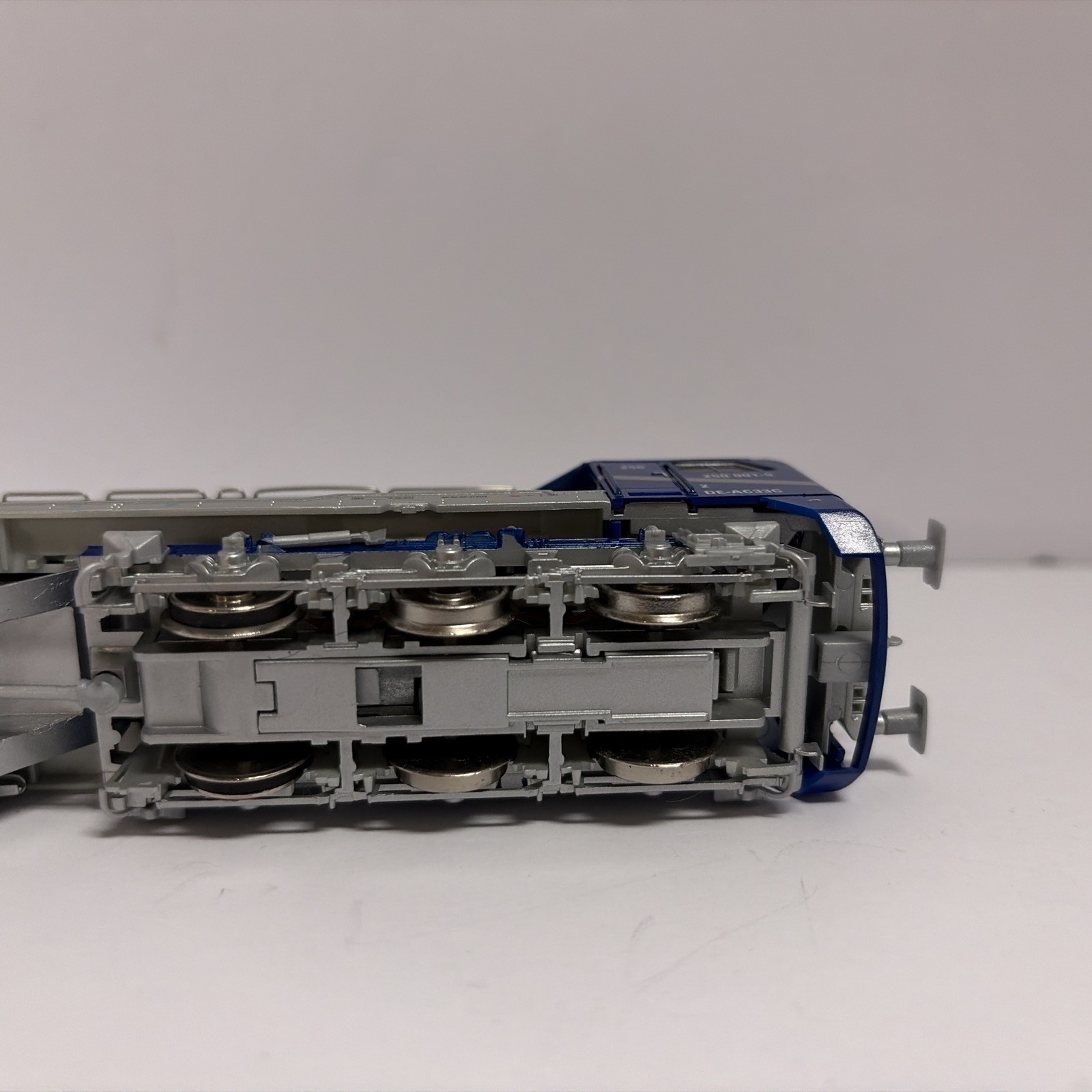 Blue Tiger ADtranz / DE-AC33C Mehano Train Line HO NOS Powered Locomotive