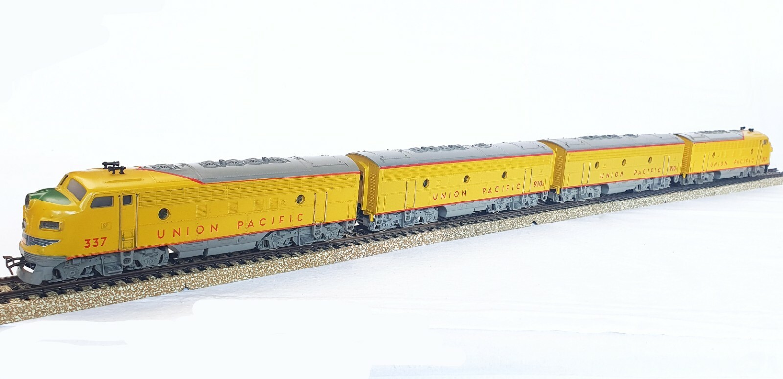 Marklin AC HO USA UNION PACIFIC EMD F7 DIESEL 4-UNIT LOCOMOTIVE 3061 + 4061 MIB!