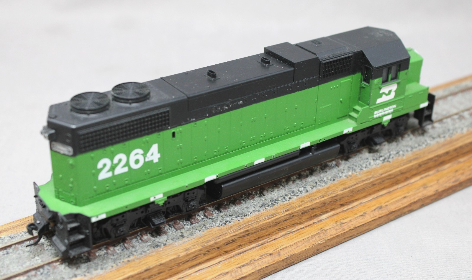 ATHEARN Burlington Northern BN EMD GP38-2 UN-POWERED Diesel #2264, C7