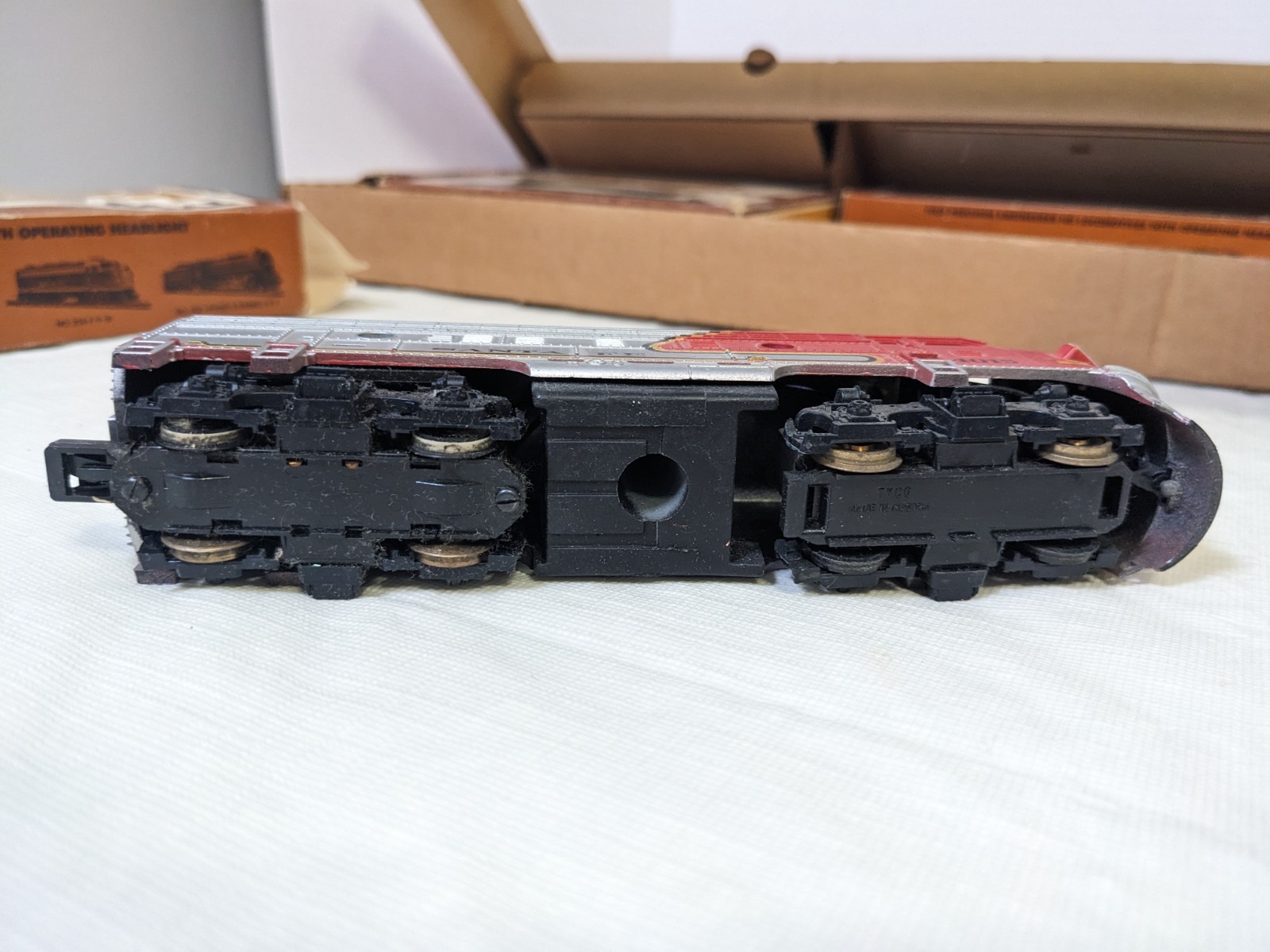 Vintage 1975 Tyco HO Scale Santa Fe Electric Train Set w brochure & price list