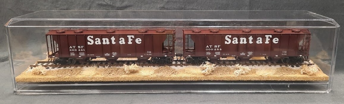 HO SCALE 16″ SINGLE TRACK DISPLAY CASE- “DESERT SCENE”- FOR ANY HO TRAINS