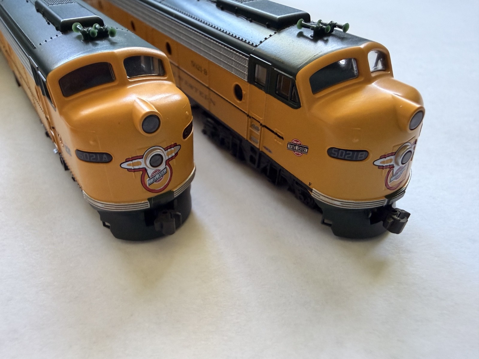 🚂 KATO N SCALE CHICAGO & NORTHWESTERN CNW EMD E8 DIESEL LOCO PAIR 5021A 5021B