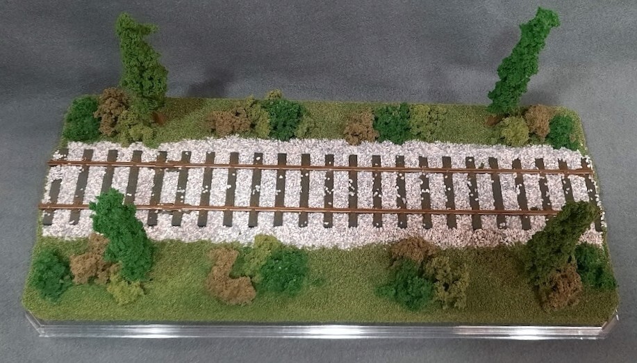 O SCALE – 16″ SINGLE TRACK- “SUMMER SCENE” DISPLAY CASE- FOR ANY O SCALE TRAINS