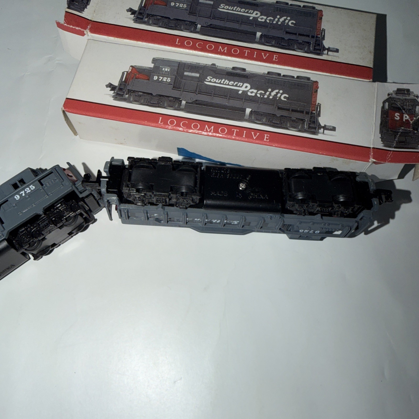 N Gauge Southern Pacific Diesel Locomotive 9725 Gray/Red set of 2