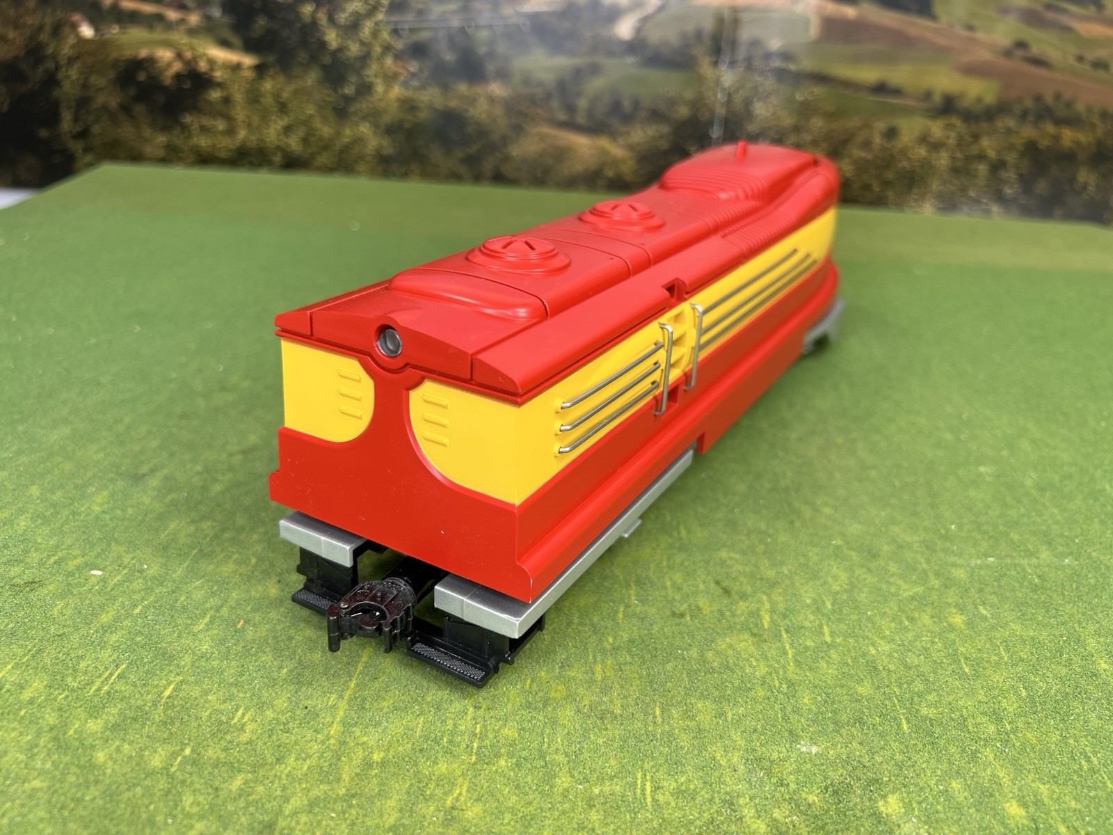LIONEL PHANTOM II RED PRATT’S HOLLOW DIESEL W/RAILSOUNDS 6-18859 RARE NIB C-9