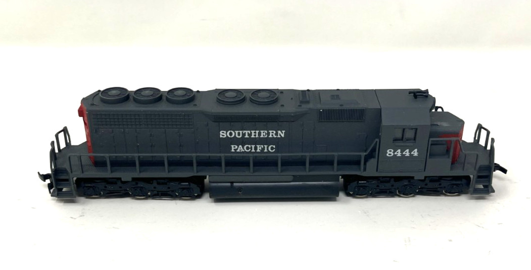 AHM SD-40 w/ Fly Wheel 5030-06 S.P. Southern Pacific 8444 HO Train Locomotive