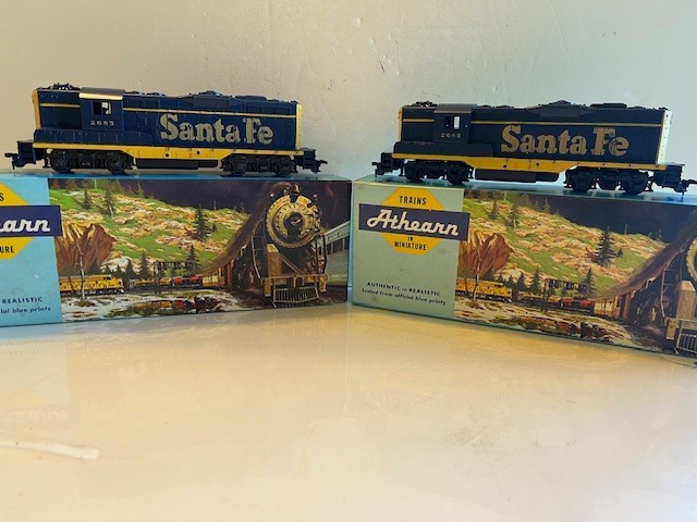 ATHEARN – HO Gauge – ATSF – GP-9 Powered Diesel Engine & Dummy #2685 -Nice Pair!