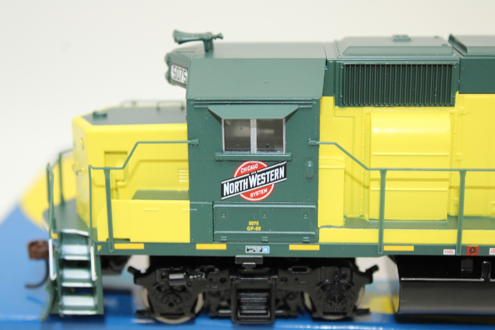 Athearn HO Scale C&NW Chicago North Western EMD GP50 Diesel Locomotive #5075