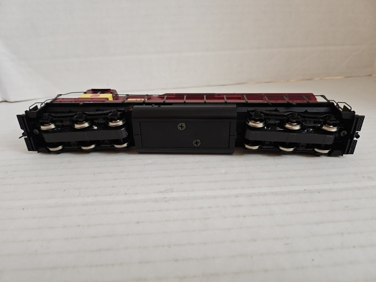 HO Scale 37-1744 KATO Wisconsin Central WC SD45 Powered Train Locomotive # 6677