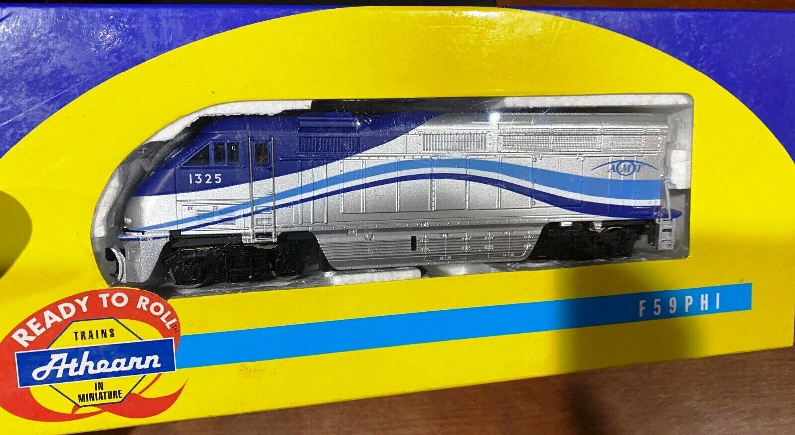 Athearn HO Scale 2618 AMT (Metropolitan Transportation Agency Montreal) F-59PHI.