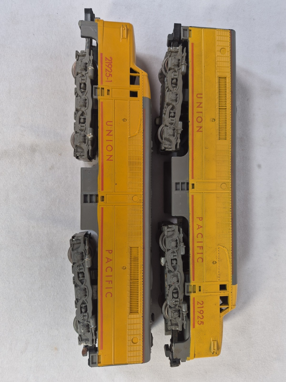 American Flyer S Gauge Union Pacific 21925 A-B Diesel Locomotive Set Yellow Gray