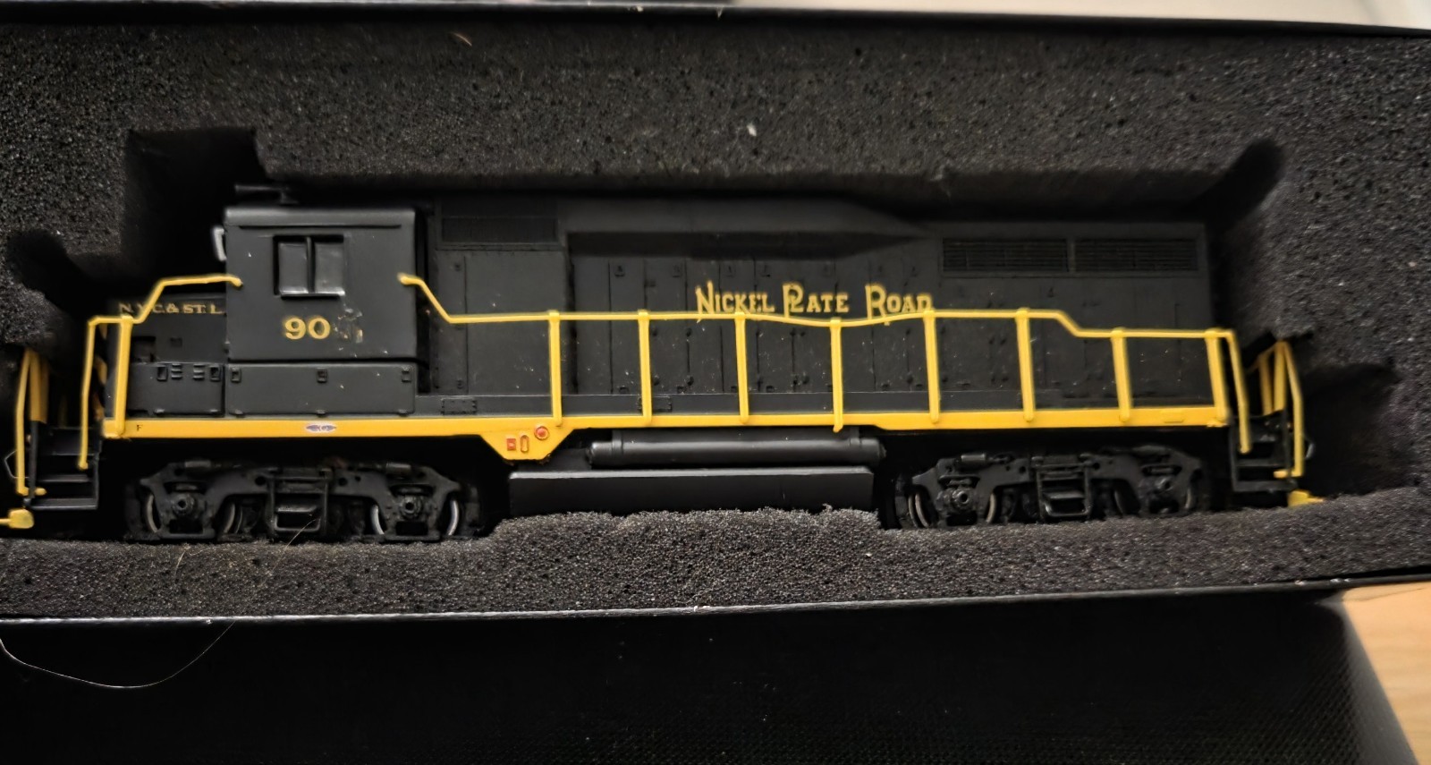 Bachmann Spectrum EMD GP30 HO Diesel Locomotive Nickel Plate Road #90