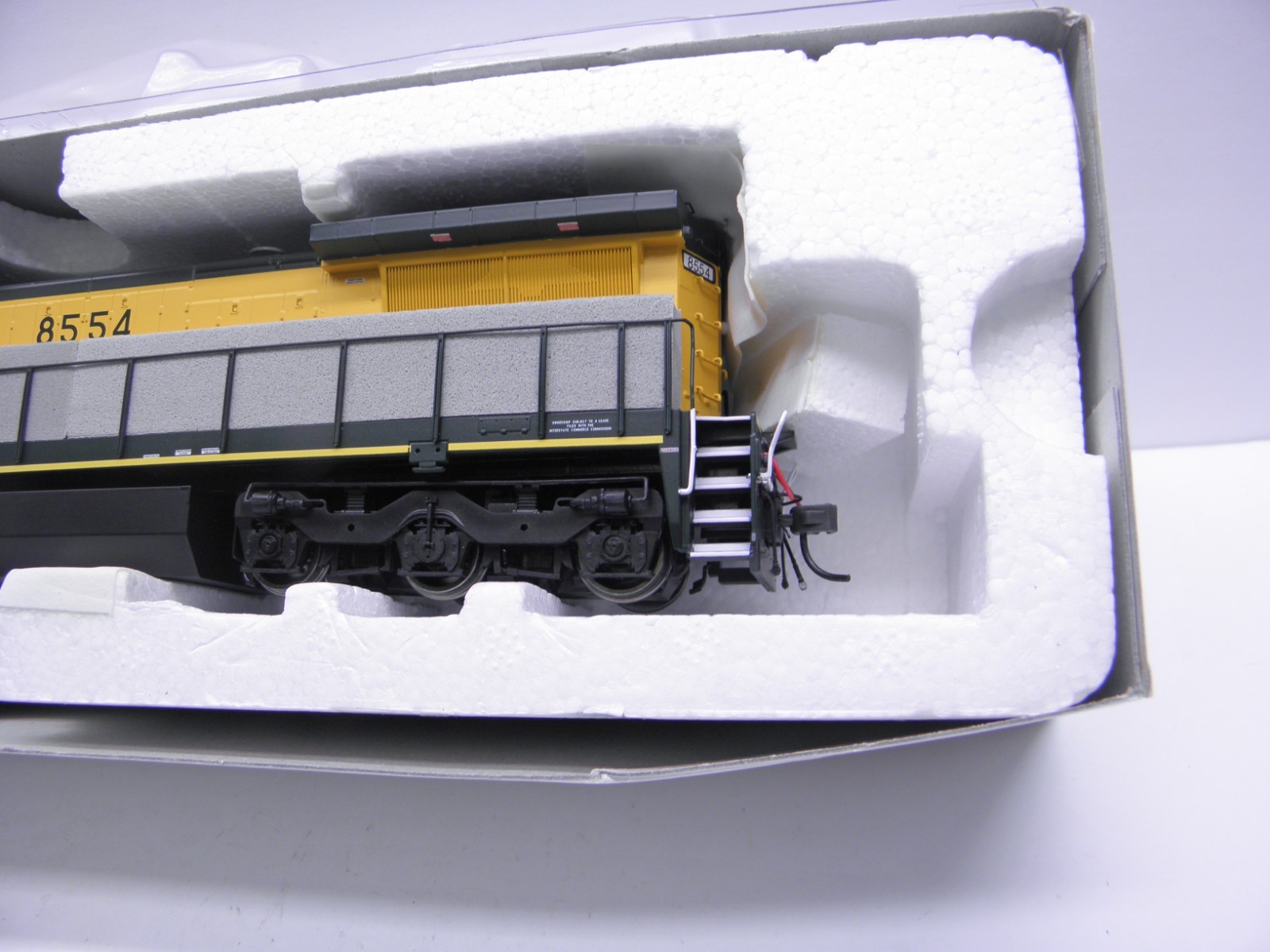 ATLAS MASTER SILVER DASH 8-40C LOCOMOTIVE – CNW #8554 HO SCALE – DCC PLUG