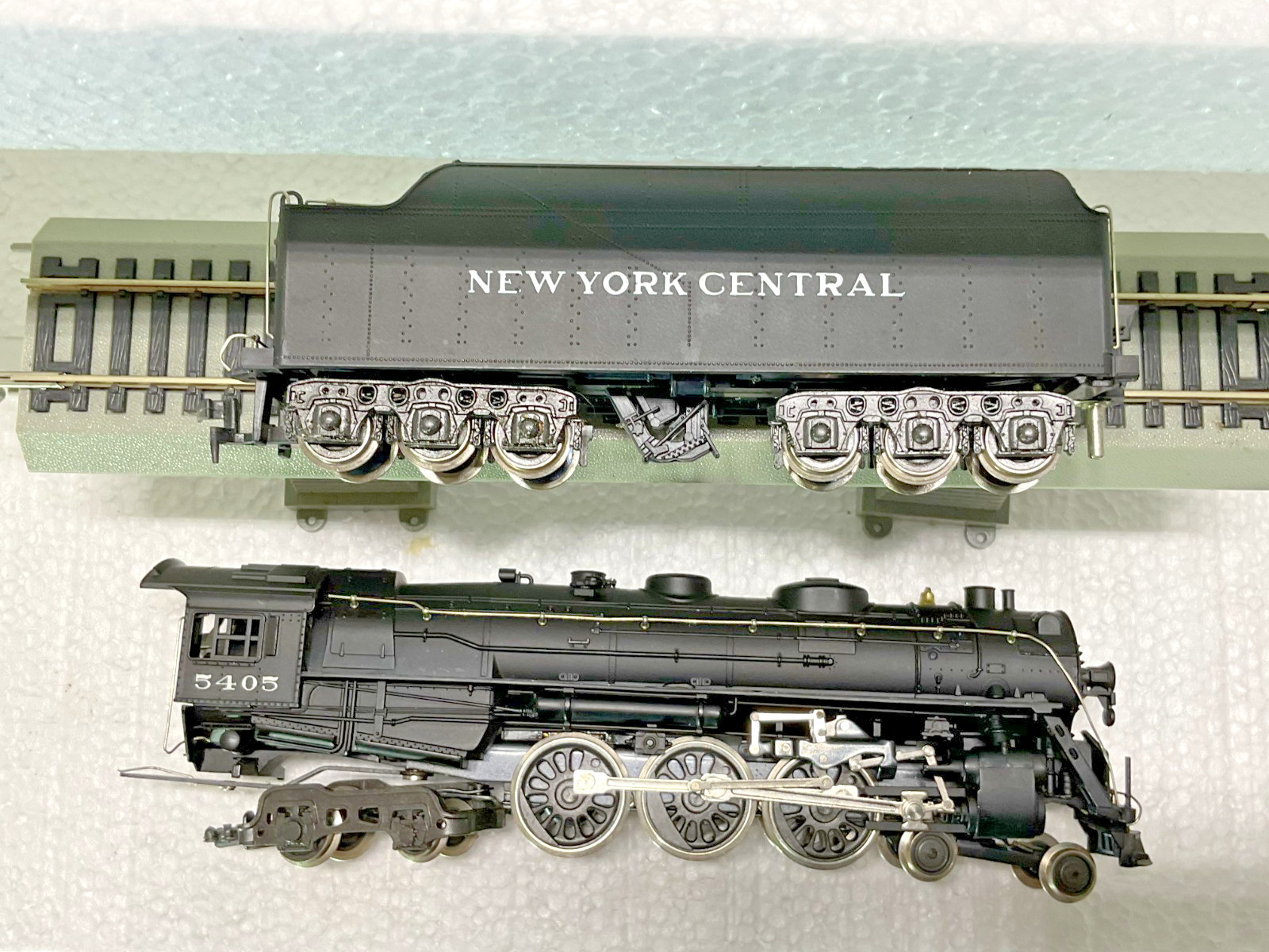 Rivarossi HO Scale NYC Hudson 4-6-4 Steam Locomotive #5405, Six Passenger Cars
