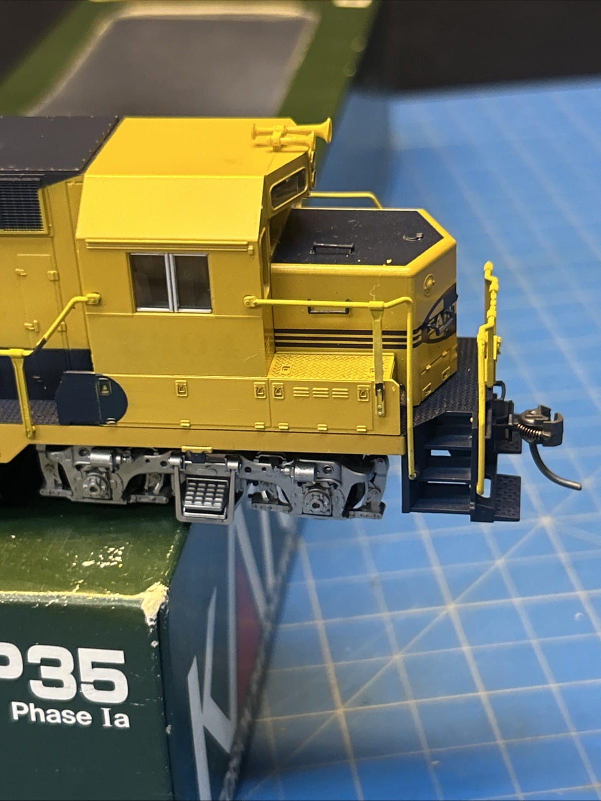 HO KATO 37-022 EMD GP35 PHASE 1a SANTA FE # 2825