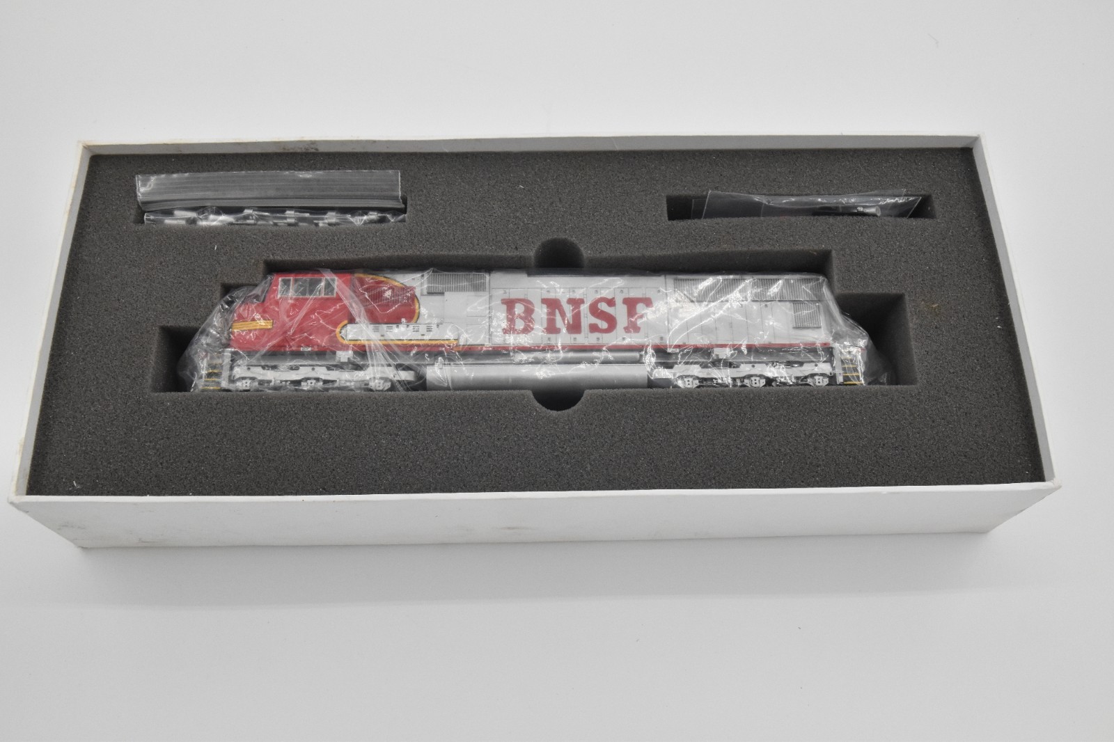 Athearn Genesis HO SD75M BNSF #G6135 Diesel With DCC Addon – Unbuilt Kit