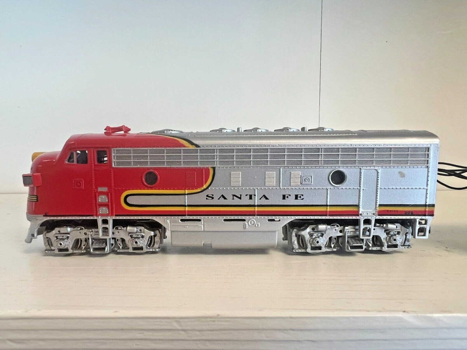 HO Scale Bachmann Santa Fe Train #390 wired w/ car (NOT SURE OF FUNCTIONALITY)