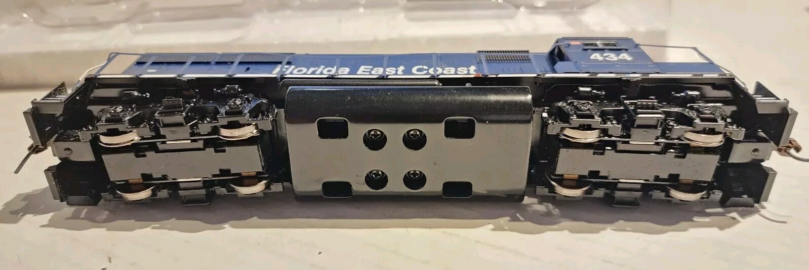 Athearn HO Scale GP 40-2 Diesel Florida East Coast #434