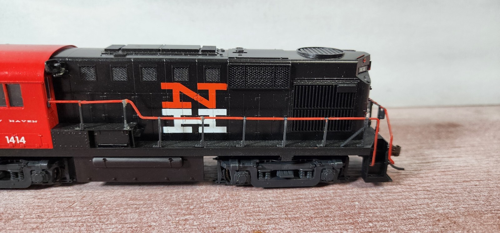 New Haven RR ALCO RS-11 Diesel Locomotive 1414 Atlas Yellow Box Custom Painted