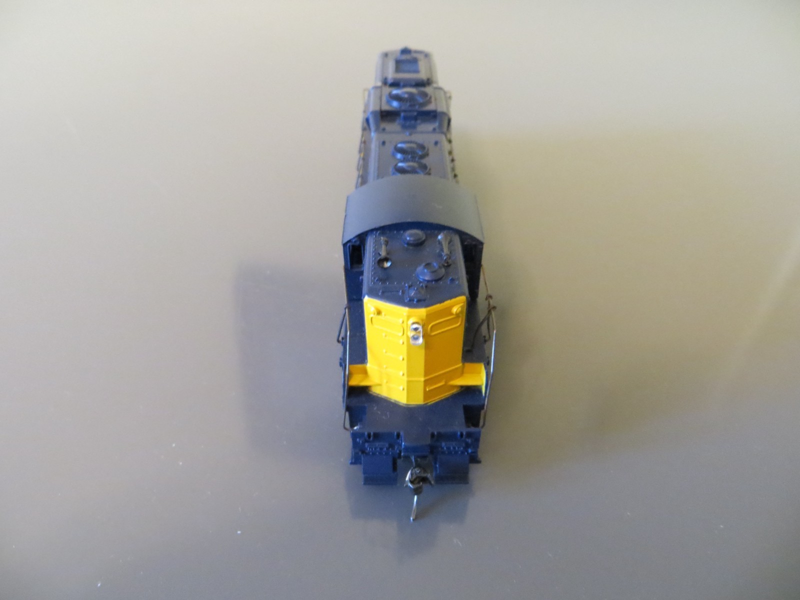 HO Life-Like Vintage Lighted Santa Fe Diesel Locomotive–Dual Flywheels-A266