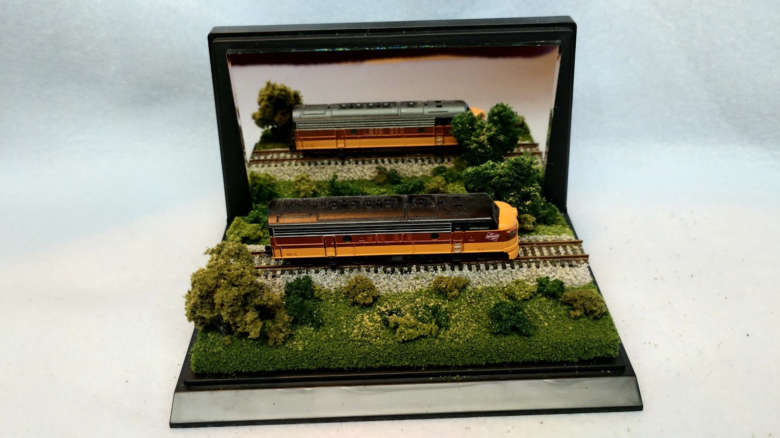 Z SCALE DISPLAY MIRROR CASE – GREAT VIEW FOR ANY Z LOCO OR CAR