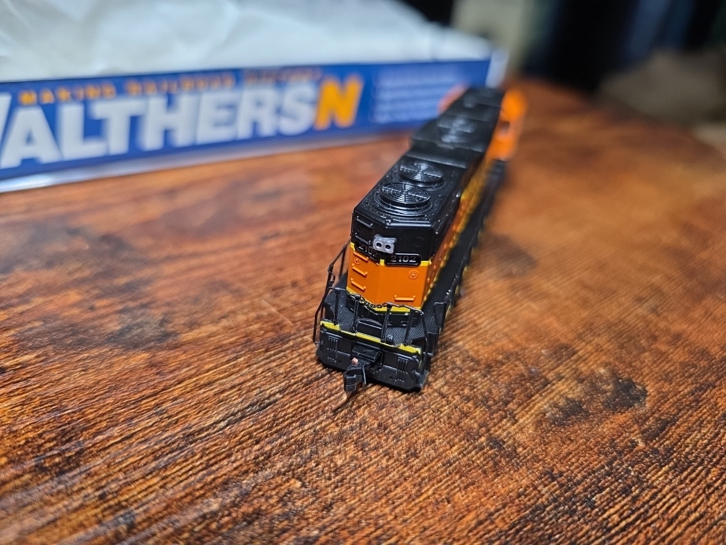 Walthers N 929-50301 EMD GP38-2 BNSF 2102 DCC READY