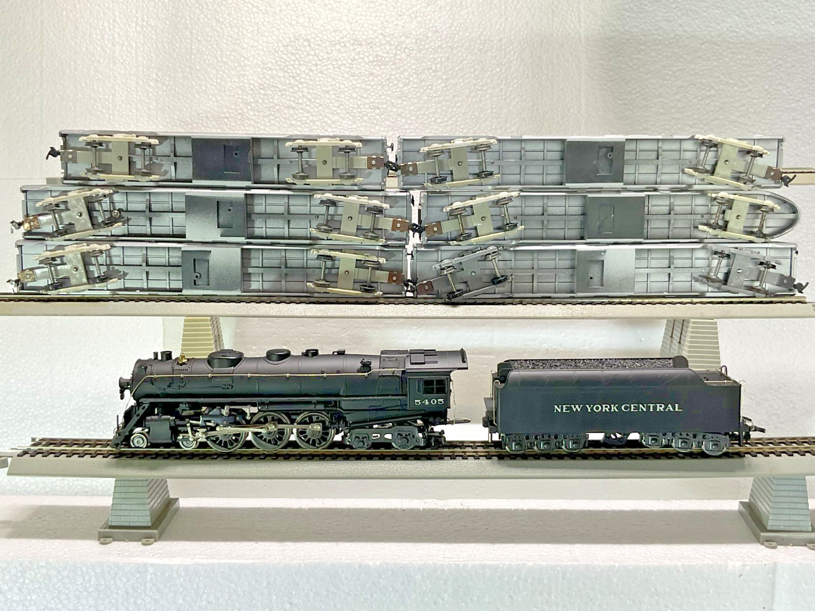 Rivarossi HO Scale NYC Hudson 4-6-4 Steam Locomotive #5405, Six Passenger Cars